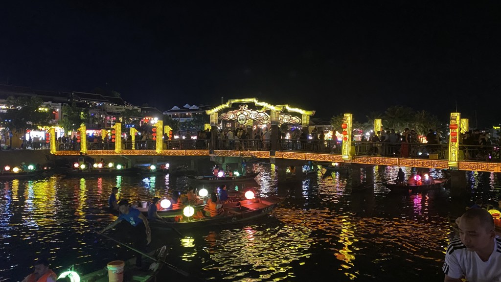 hoi an vietnam night